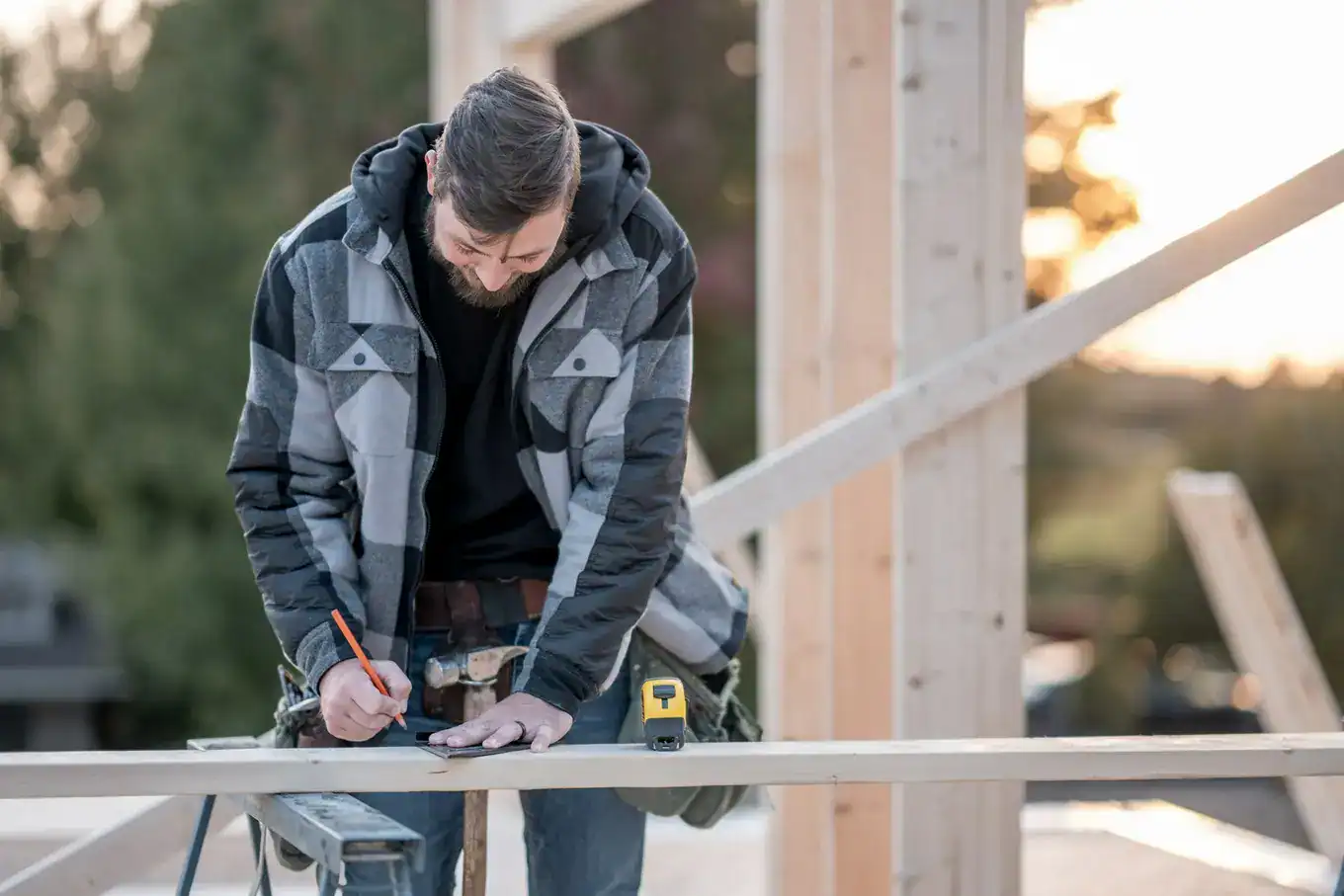 mężczyzna na budowie